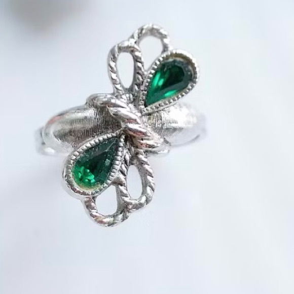 Vintage Sarah Coventry 1976 Irish Treasure green rhinestone adjustable ring. - Picture 2 of 2